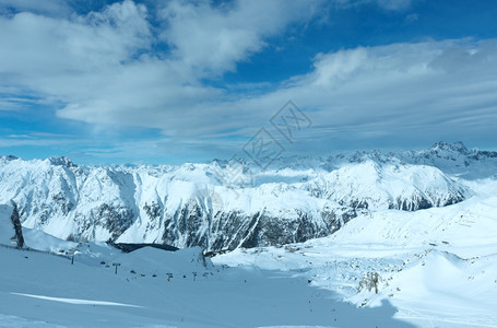 上午西尔维雷塔阿卑斯山景观和斜坡滑雪电梯奥地利提洛尔图片