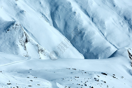 上午冬季山坡带滑雪轨奥地利特洛尔图片