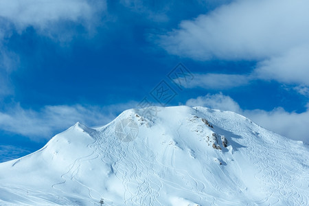 山坡无云滑雪轨和蓝天的云冬季奥地利图片