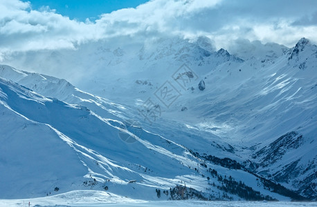 奥地利蒂罗尔州山坡上的阿尔卑斯山脉风景和滑雪轨图片