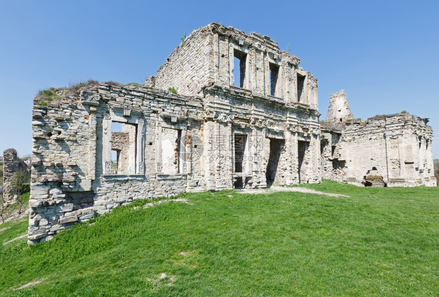 在zbruch河右岸乌克兰特诺普州的中世纪skalapodilsky城堡废墟中13年