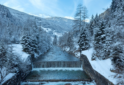 温山流和上的雪林奥地利图片