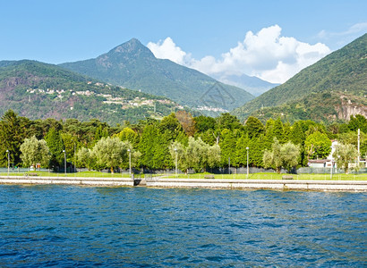 Como湖意大利船舶上夏季海岸观图片