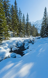 小山流边有雪图片