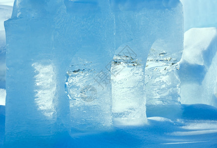 春天的阳光照亮了雪上透明的冰柱图片