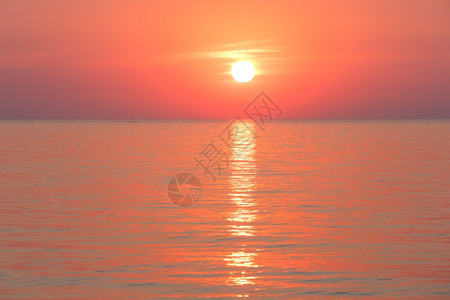 美丽的迷人清晨海景与日出和太阳轨道在表面图片