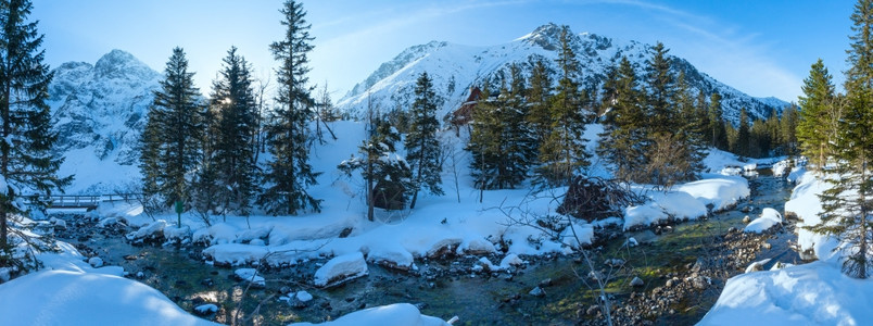 山上小溪流有雪和树冬季风景全图片