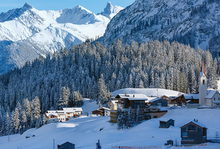 冬季山村景观斜坡上有雪的森林奥地利蒂罗尔哈塞格图片