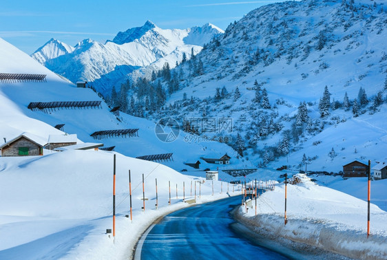 有雪坡的冬季山区乡村公路奥地利蒂罗尔图片