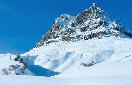 冬季山岩顶有雪坡奥地利蒂罗尔图片