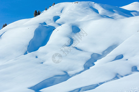 覆盖雪堤的冬季山坡奥地利图片