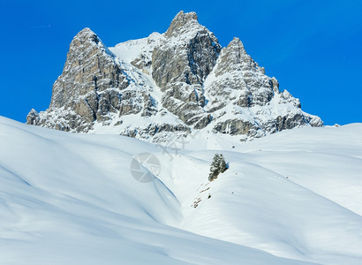 冬季岩石顶部有雪坡奥地利蒂罗尔图片