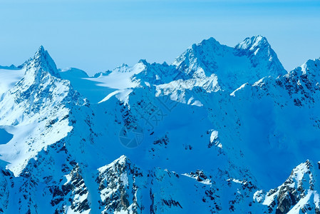 在岩石峰和雪坡奥地利提洛尔的木屋滑雪升降机上进行风景奥地利提洛尔图片