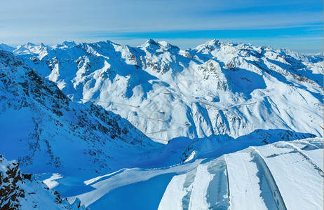 雪坡奥地利提洛尔滑雪机舱电梯的风景所有滑雪者都未经承认图片