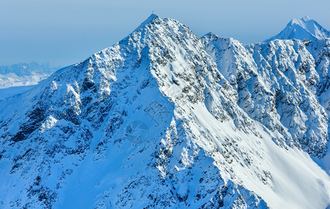 山顶上雪坡奥地利提洛尔的滑雪舱起重机降的风景图片