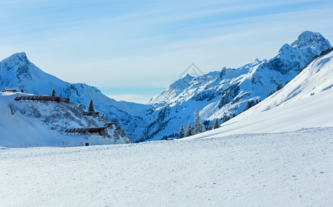 冬季山顶和上的雪障奥地利蒂罗尔图片