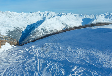 滑雪的风景在坡顶端奥地利提洛尔图片