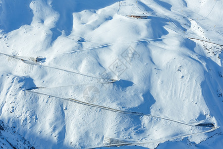 在雪坡上的蛇纹公路奥地利提洛尔的木屋滑雪升降机的风景图片
