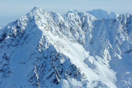 冬季山景岩石顶上有奥地利Tyrol图片