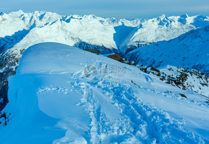 山顶的冬季景和悬崖顶浮的大雪运动奥地利提洛尔图片