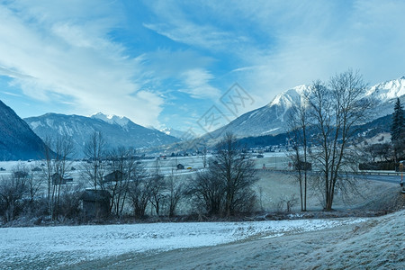 山谷冬晨路和村庄开始背景图片