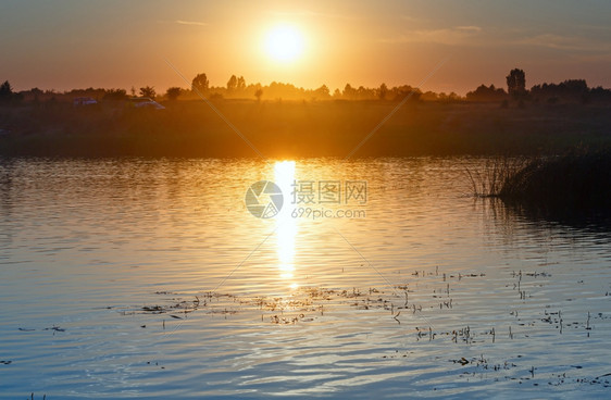 阳光反射的日落湖夏季风景图片