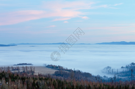 美丽的夕阳风景山坡上满是粉色云彩图片