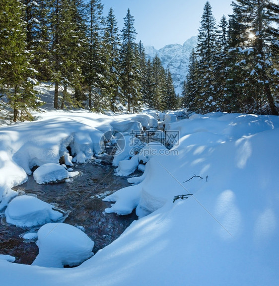 小山流有雪漂在边缘斜坡上有壁树图片