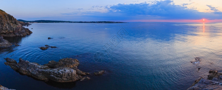 美丽的迷人清晨海面全景日出太阳在地表和渔网上的踪迹图片