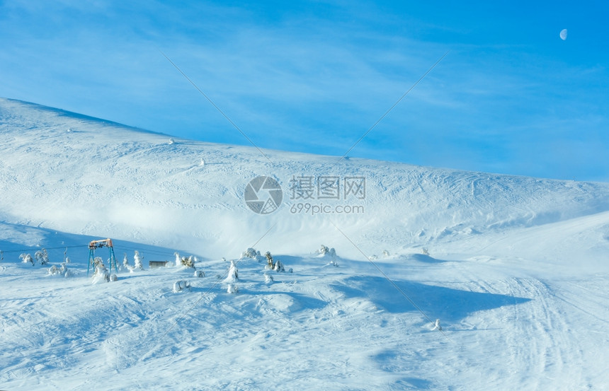 冬晨山上升起滑雪蓝天上升起月亮图片