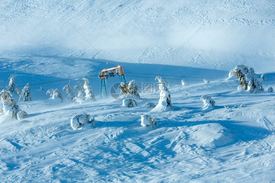 寒冬清晨山上的雪树和滑电梯图片