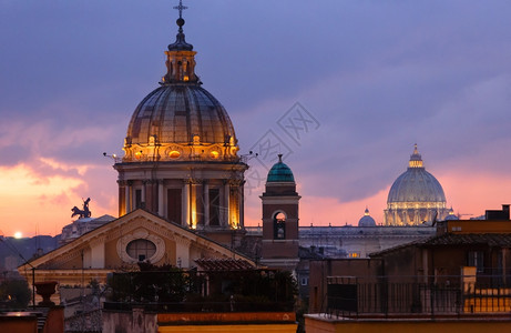 罗马之夜从西班牙台阶顶端的圣安布罗吉奥埃卡洛科索或圣卡洛科尔索Basilica顶部和意大利圣彼得巴西卡穹顶后面的西班牙台阶上照亮图片