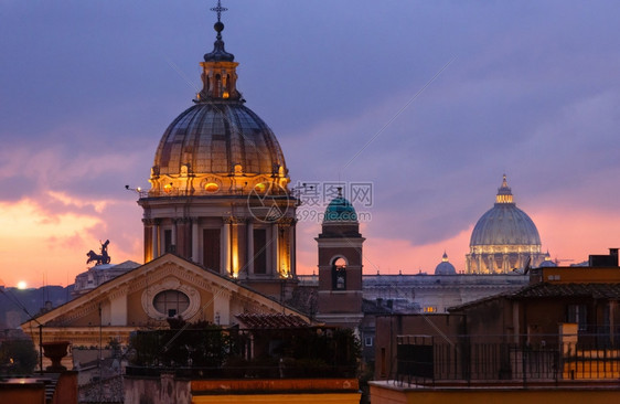 罗马之夜从西班牙台阶顶端的圣安布罗吉奥埃卡洛科索或圣卡洛科尔索Basilica顶部和意大利圣彼得巴西卡穹顶后面的西班牙台阶上照亮图片
