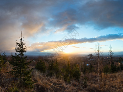 晨日照亮的云朵和山丘上的日出风景图片