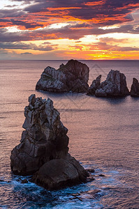 日落的阿尼亚海滩岩石西班牙大洋图片