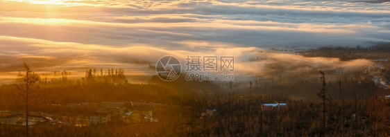 清晨的太阳照亮云漂浮在山谷上乡村全景图片