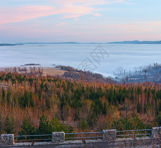 美丽的夕阳风景山坡上满是粉色云彩图片