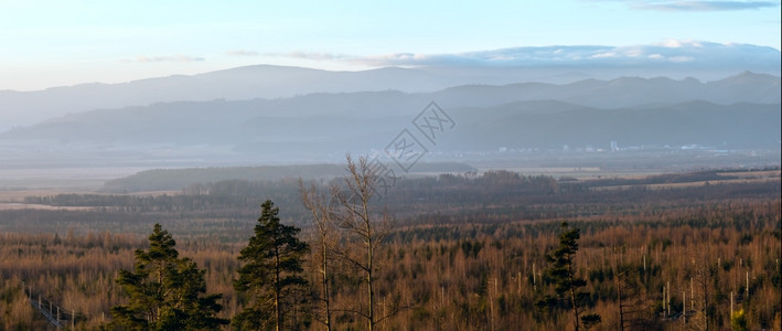 观察斯洛伐克塔特拉山脉的丘图片