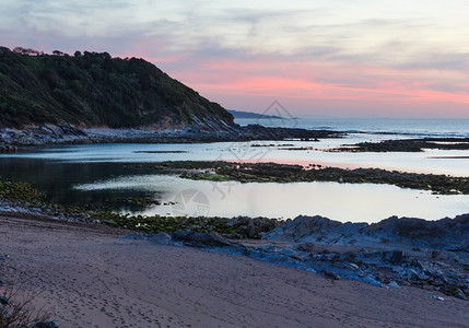 从海滩法国圣胡安德卢斯附近比凯湾看日落的海洋岸图片