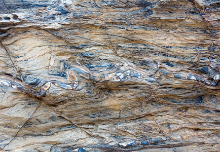 部分岩石与浸入的多色另一种地质物以蛇的形式自然背景图片