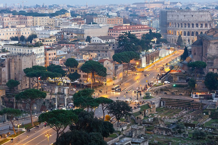 罗马之夜从维托里亚诺市二号顶楼照亮了全市的景色人民无法辨认图片
