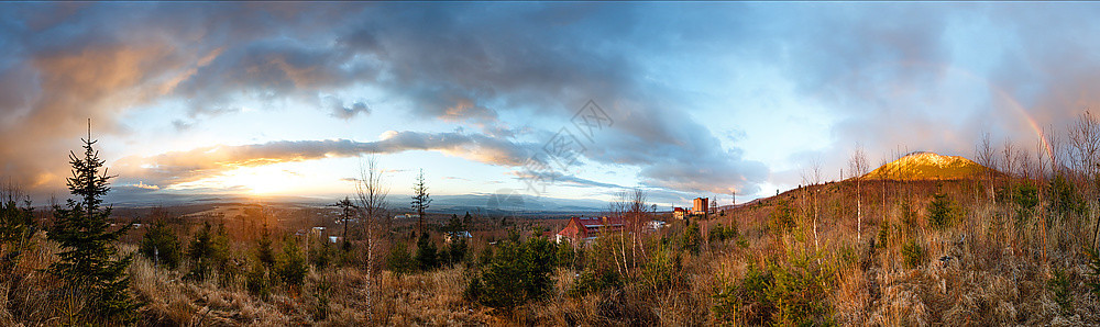 云彩多的虹云天空背景山地的清晨全景图片