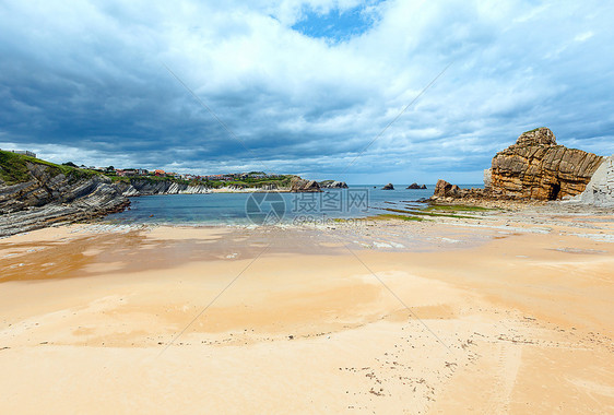 ArniaBeach西班牙大洋海岸线视图和上的房屋图片