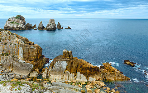 PortioBeach附近大西洋海岩石岸线皮亚拉戈斯坎塔布里亚西班牙图片