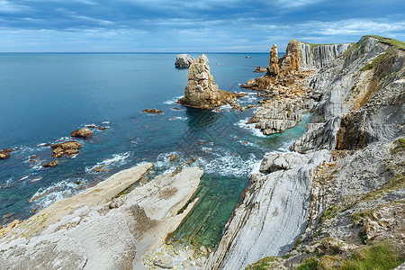 PortioBeach附近大西洋海岩石岸线皮亚拉戈斯坎塔布里亚西班牙图片