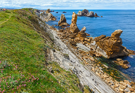 PortioBeach附近大西洋海岩石岸线皮亚拉戈斯坎塔布里亚西班牙图片
