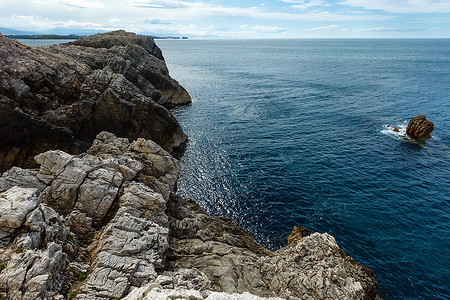 西班牙坎塔布里亚桑坦德的大西洋岩石海岸线图片