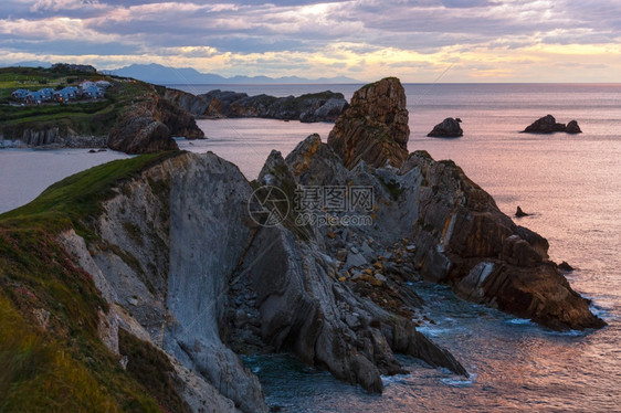 PortioBeach附近皮亚戈斯坎塔布里亚西班牙的大洋礁岩石海岸线日落图片