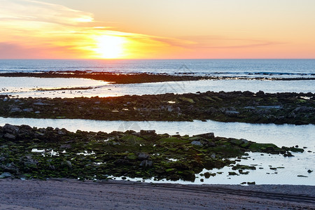 从海滩法国圣胡安德卢斯附近比凯湾看日落的海洋岸图片