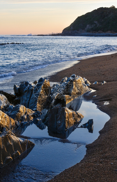 从海滩法国圣胡安德卢斯附近比凯湾看日落的海洋岸图片